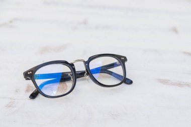 Eski masa arkaplanındaki siyah çerçeve bardakları temizler