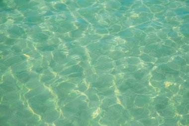 Deniz zemininde ışığı yansıtan ışık