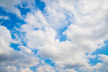 Mavi gökyüzü ve bulutlar güneşli gün arka planında