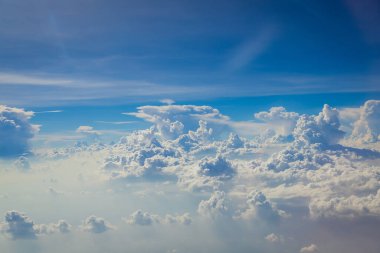 Gökyüzü ve bulutlar uçağın arka planından görüldü.
