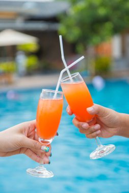 Kutlama toplantısı için havuzda kokteyl partisi.