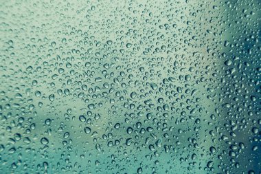 Pencere camındaki su damlası, siyah zemin.