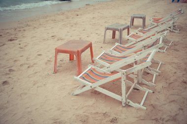 Kumsaldaki sahil yatağı. Turistleri karşılamak için. Oturup rahatlamak için.