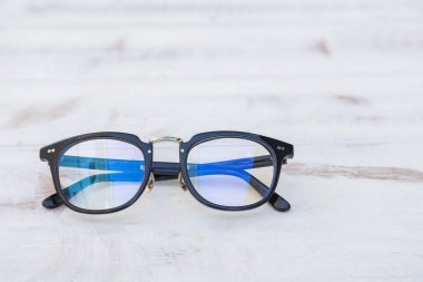 Eski masa arkaplanındaki siyah çerçeve bardakları temizler