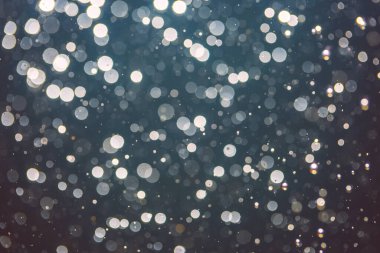 Karanlık arkaplanda odaklanmış ışık bokeh 'ini soyut olarak ayır