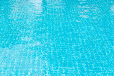 Mavi yüzme havuzunun arka planındaki sudan yansımalar.