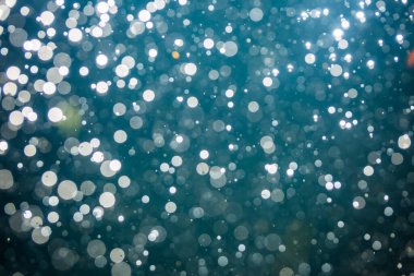 Karanlık arkaplanda odaklanmış ışık bokeh 'ini soyut olarak ayır