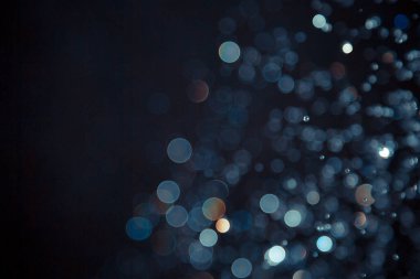 Siyah arkaplanda soyut mavi bokeh ışıklar