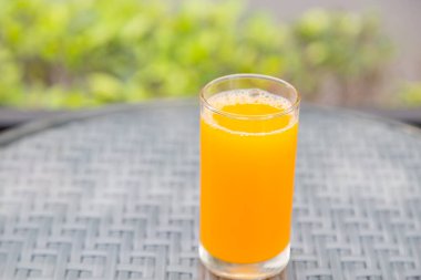 Bokeh doğa geçmişi olan portakal suyu.