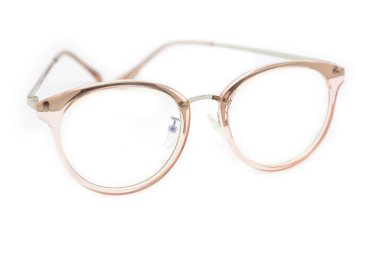 Beyaz arka planda modern temiz pembe çerçeveli gözlük.