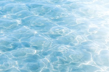 Güneşi yansıtan mavi havuz suyu