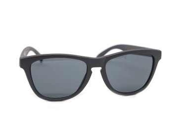 Beyaz arka planda modern siyah gözlük.