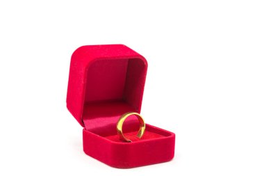 Beyaz arka planda kırmızı kadife kutuda alyans