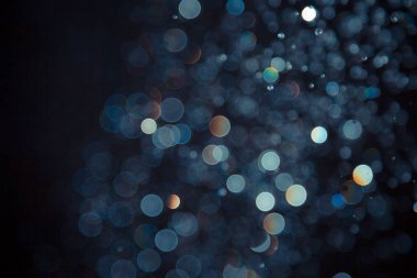Siyah arkaplanda soyut mavi bokeh ışıklar