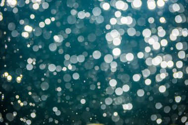 Karanlık arkaplanda odaklanmış ışık bokeh 'ini soyut olarak ayır