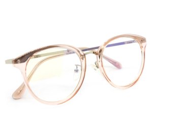 Beyaz arka planda modern temiz pembe çerçeveli gözlük.