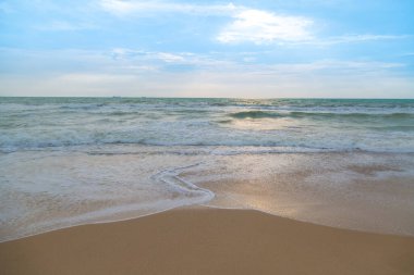 Sahilde kum dalgası.