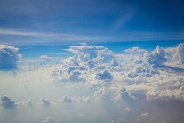 Gökyüzü ve bulutlar uçağın arka planından görüldü.