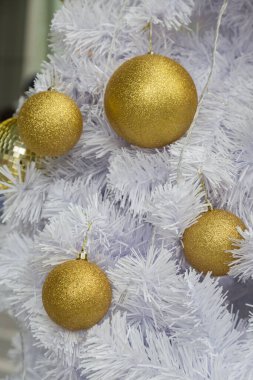 Beyaz Noel Ağacı arkaplanındaki Altın Top