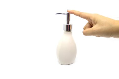 Beyaz arka planda bir şişe sıvı sabun tutan kadın.