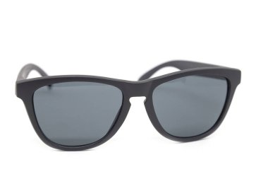 Beyaz arka planda modern siyah gözlük.