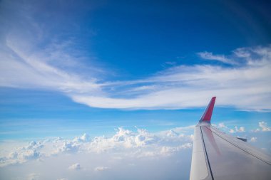 Gökyüzü ve bulutlar uçağın arka planından görüldü.