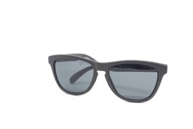 Beyaz arka planda modern siyah gözlük.