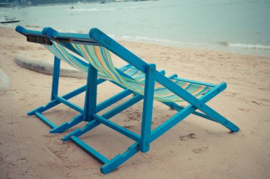 Kumsaldaki sahil yatağı. Turistleri karşılamak için. Oturup rahatlamak için.