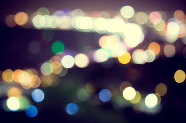 Şehirde koyu arkaplanı olan bulanık ışık deodorantı