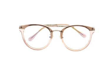 Beyaz arka planda modern temiz pembe çerçeveli gözlük.