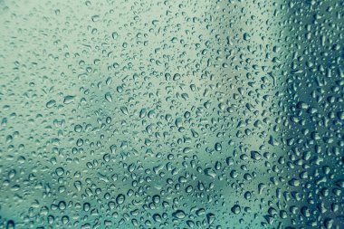 Pencere camındaki su damlası, siyah zemin.