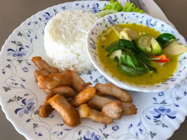 Kızarmış domuz pirinci ve lezzetli Tayland yemeği ile yeşil köri.