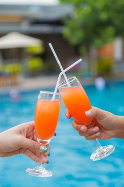 Kutlama toplantısı için havuzda kokteyl partisi.