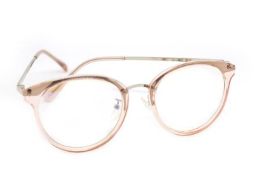 Beyaz arka planda modern temiz pembe çerçeveli gözlük.