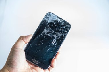 Kırık ekran ile cep telefonu tutan el