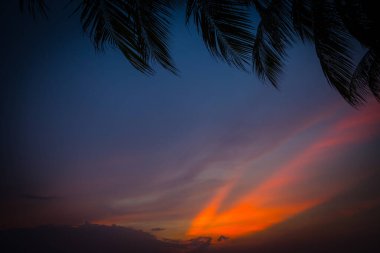 Sahilde gökyüzü ve bulut gün batımında sahne arkasında
