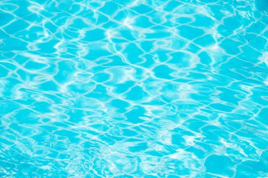 Mavi yüzme havuzunun arka planındaki sudan yansımalar.