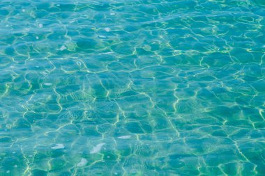 Güneşi yansıtan mavi havuz suyu