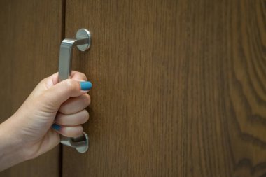 Kadın arka plan için el ile gardırobu açar