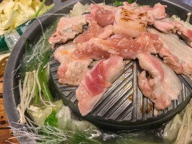 Asya usulü ızgara domuz eti, çorba ve haşlanmış sebze.