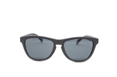 Beyaz arka planda modern siyah gözlük.