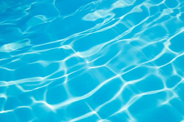 Deniz zemininde ışığı yansıtan ışık