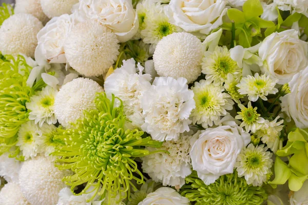 Τριαντάφυλλα Και Λευκό Χρυσάνθεμο Φρέσκο Φόντο Λουλουδιών — Φωτογραφία Αρχείου