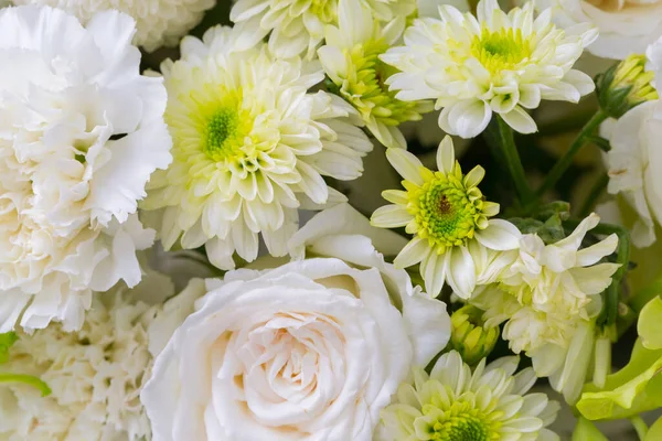 Rosen Und Weiße Chrysanthemen Mit Frischem Blumenhintergrund — Stockfoto