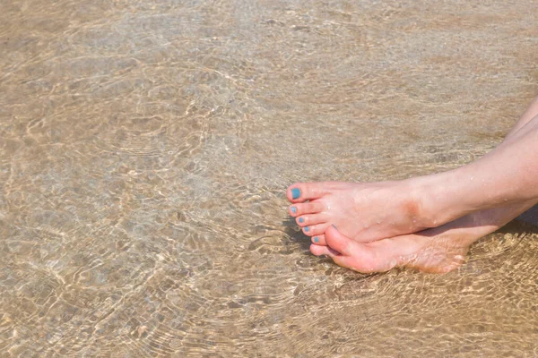 Ženy Nohy Které Jsou Přibité Mořském Přírodním Pozadí — Stock fotografie