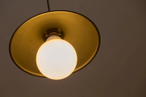 Lamp Opknoping Een Grijze Muur Achtergrond — Stockfoto