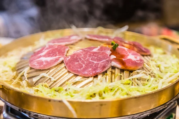 Domuz slaytları pirinçten tavada ızgara yiyecek ve lahana sebzesi.