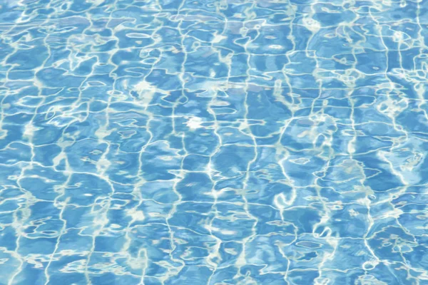 Havuz deseni arka planına ışık yansıtılıyor