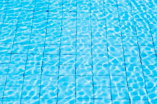 Yüzme havuzunun arka planında mavi olgun su yansıması