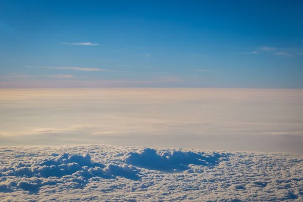 Gökyüzü ve bulutlar uçağın arka planından görüldü.